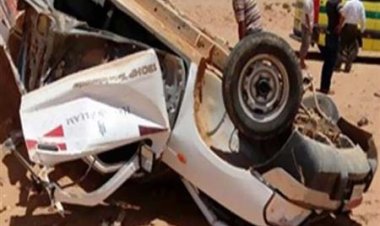 انقلاب سيارة نقل محملة بالعسل أعلى مطلع الطريق الإقليمي