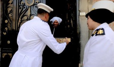 بمناسية عيد الفطر..  «الداخلية»  توزع كعك وبسكويت على أهالى الأسمرات