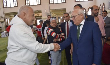 محافظ بورسعيد يؤدي صلاة الجمعة بمسجد الشاطىء ويقدم التهاني للمصليين بمناسبة عيد الفطر المبارك