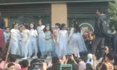 شاب بالخانكة يقدم عروض فنية للأطفال على مسرح الرصيف احتفالا بالعيد