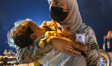 مجندة سعودية «تخطف القلوب» خلال عمليات إجلاء رعايا من السودان