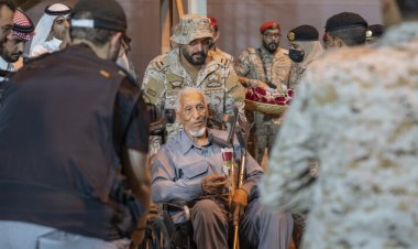 القوات السعودية تستقبل ركاب سفينة «الأمانة» القادمة من السودان بالورود