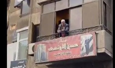 مُسن  يلقي المال على الناس في الشارع.. معلقون: «هو ده جعفر العمدة الحقيقي».. وآخرون:«دي إهانة»