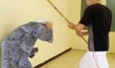 «ضربها بالعصاية».. حبس المتهم بالتعدي على والدته في الغربية