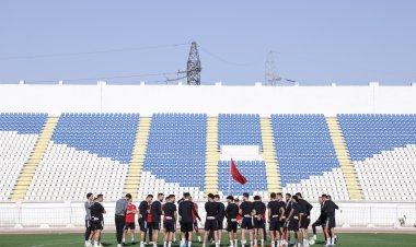 كولر وعبد الحفيظ يجتمعان بلاعبي الأهلي قبل أول مران بالمغرب
