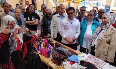 وزير الشباب والرياضة يتفقد معرض المنتجات التراثية واليدوية
