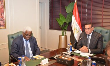 وزير التنمية المحلية يلتقي سكرتير منظمة المدن والحكومات المحلية الأفريقية