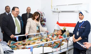 وزيرة الهجرة تزور الطلبة المصابين العائدين من السوادن