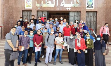 بدلًا من حفل التخرج.. طلاب كلية طب قنا يتبرعون لشراء أجهزة لعناية إحدى المستشفيات