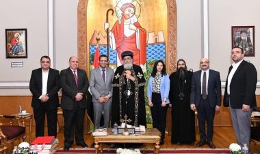 تفاصيل زيارة نقيب الصحفيين لـ«البابا تواضروس الثاني» في المقر البابوي