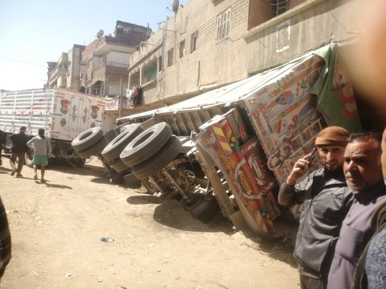 انقلاب مقطورة نقل على عقار في الدقهلية