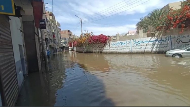 غرق في شوارع نجع حمادي بقنا بسبب ماسورة مياه 8 بوصة.. ومسئول: «جاري الصيانة»