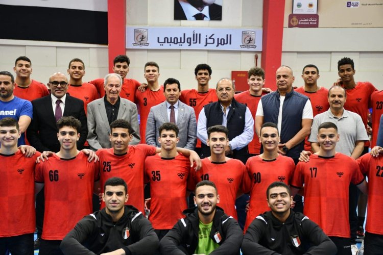 وزير الشباب يتابع تدريبات المنتخب الوطني لكرة اليد والطائرة