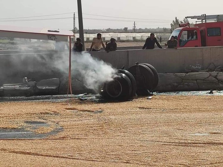 حريق هائل يلتهم سيارة نقل عقب انقلابها في البحيرة.. صور