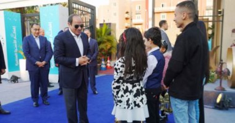 الرئيس السيسي يتفقد معرض الأسر المنتجة عقب تناول الإفطار مع أهالي الأسمرات