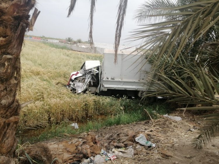 5 جثث و10 مصابين.. ارتفاع ضحايا حادث تصادم سيارتين في قنا (صور)