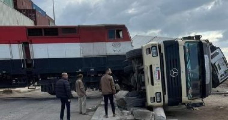 مصرع شاب في حادث تصادم قطار مع سيارة نقل بمينا دمياط