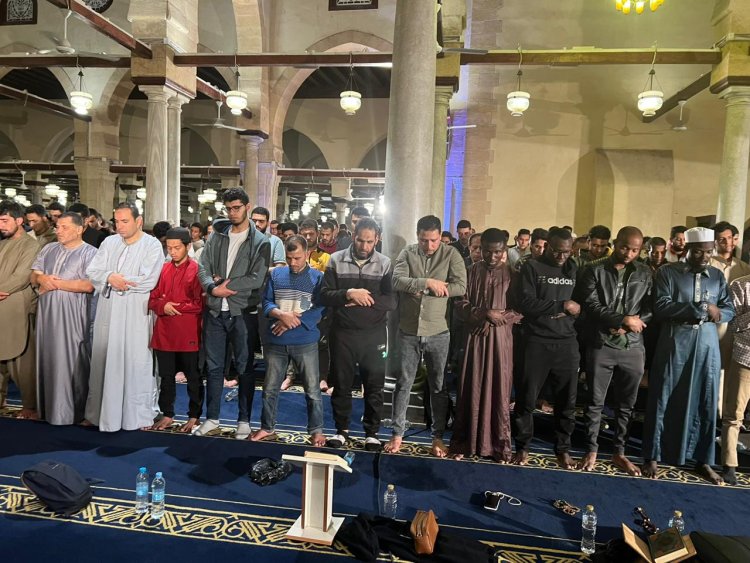 في «الوترية الأولى» من العشر الأواخر.. آلاف المصلين يؤدون التراويح بــ  الجامع الأزهر