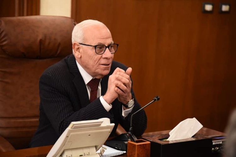محافظ بورسعيد يستقبل ممثلين عن سائقي الأجرة لمناقشة عدد من الموضوعات الخاصة بهم