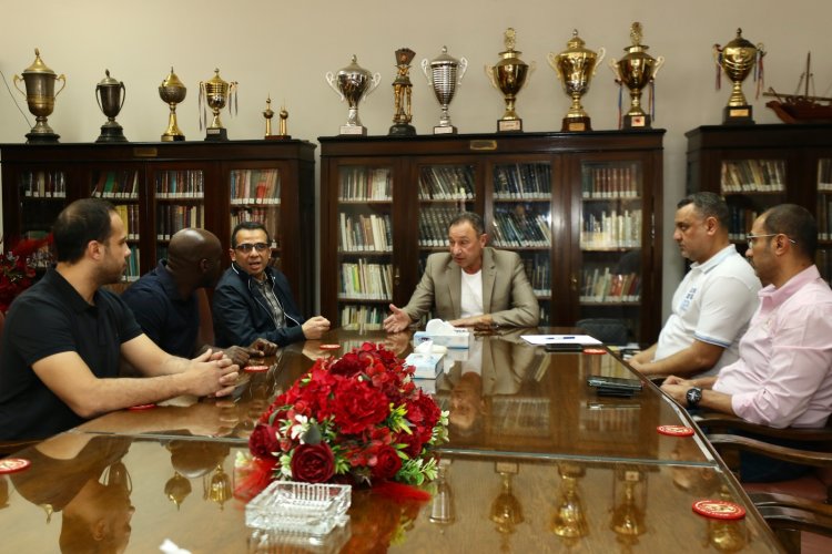 بعد الفوز بالدوري والكأس.. الخطيب يجتمع بالجهاز الفني لكرة اليد