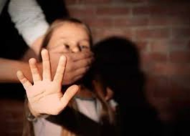إحداهما أنجبت طفلا.. عامل يغتصب ابنتيه المراهقتين بمعرفة والدتهن