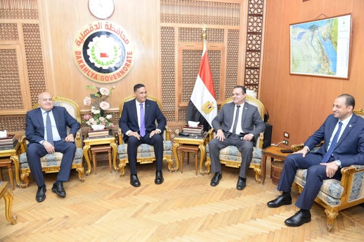 محافظ الدقهلية والقيادات الأمنية يقدمون التهنئة للأخوة الأقباط بمناسبة عيد القيامة المجيد بالكنائس