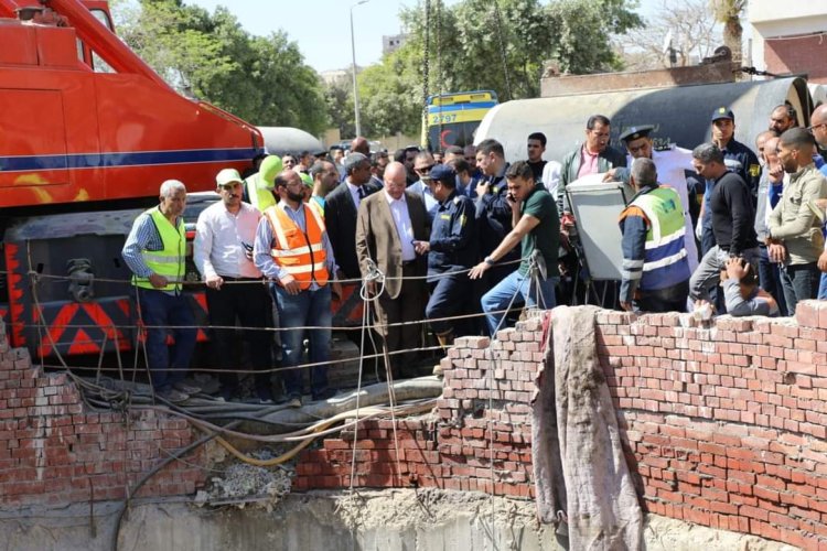 محافظ القاهرة يتفقد أعمال إنقاذ عمال الصرف بحلوان وانتشار 5 جثث.. صور