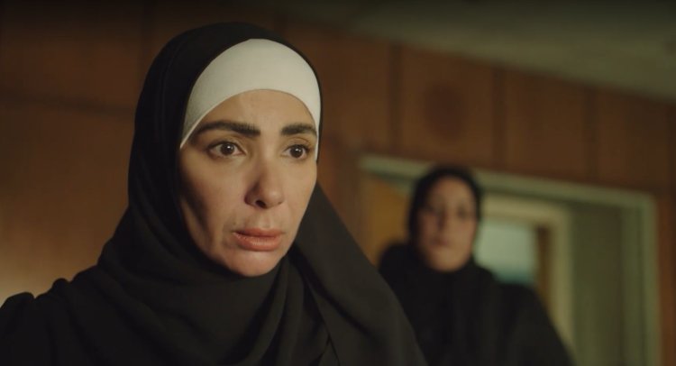 إصابة الفنانة منى زكي بكسر في يدها اليسرى