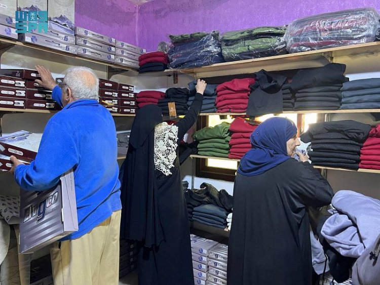 مركز الملك سلمان للإغاثة يوزع 2.088 قطعة ملابس لفئة الأرامل والأيتام