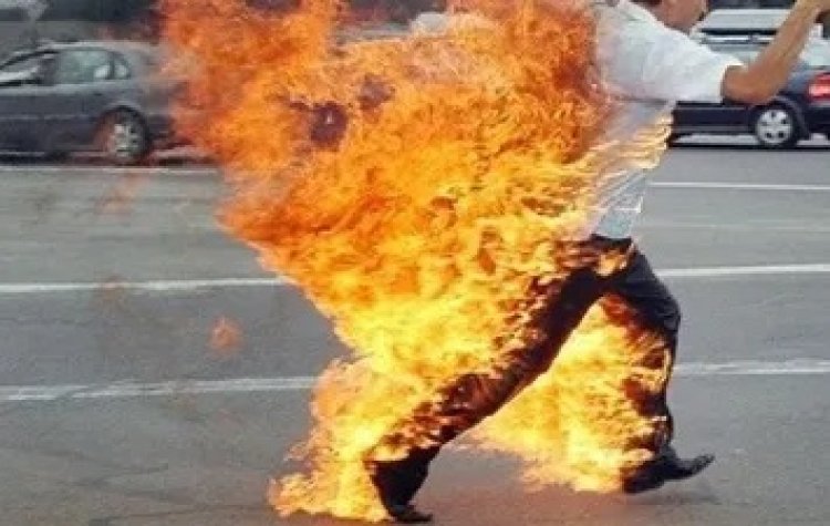 شخص يشعل النيران في نفسه بمنطقة الحوامدية