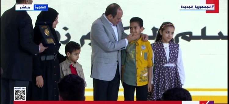 الرئيس السيسي يكرم عددًا من أسر شهداء القوات المسلحة والشرطة باحتفالية عيد الفطر