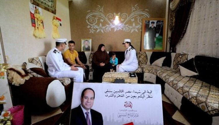 الداخلية تشارك أسر شهداء الشرطة الاحتفال بالعيد (صور)