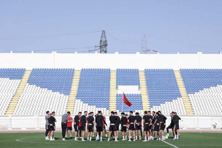 كولر وعبد الحفيظ يجتمعان بلاعبي الأهلي قبل أول مران بالمغرب