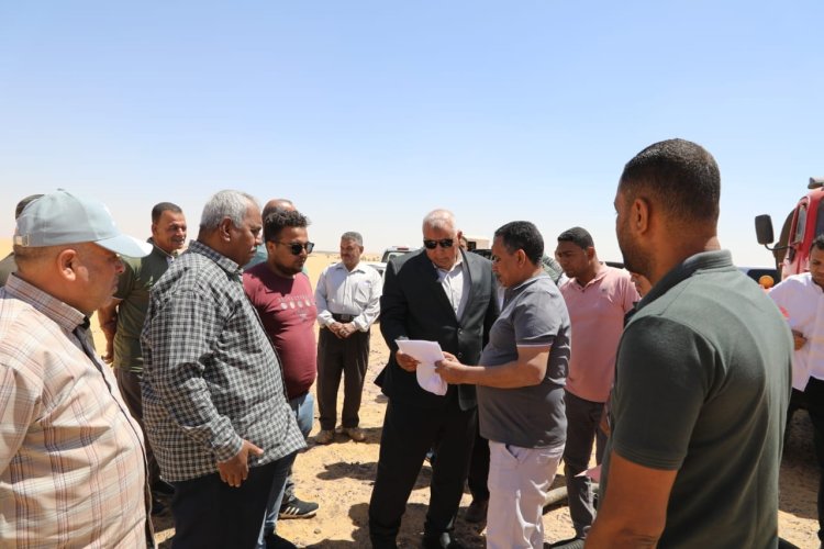 محافظ الوادي الجديد: بدء حفر ٣ آبار ري زراعية بقرى جورمشين ٧في باريس