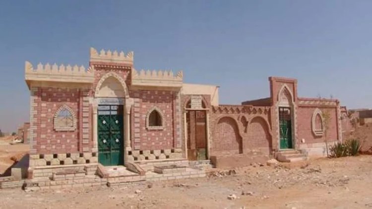 اختلال عجلة «تروسيكل » تطيح بـ 5 أشخاص داخل مدافن المنيا