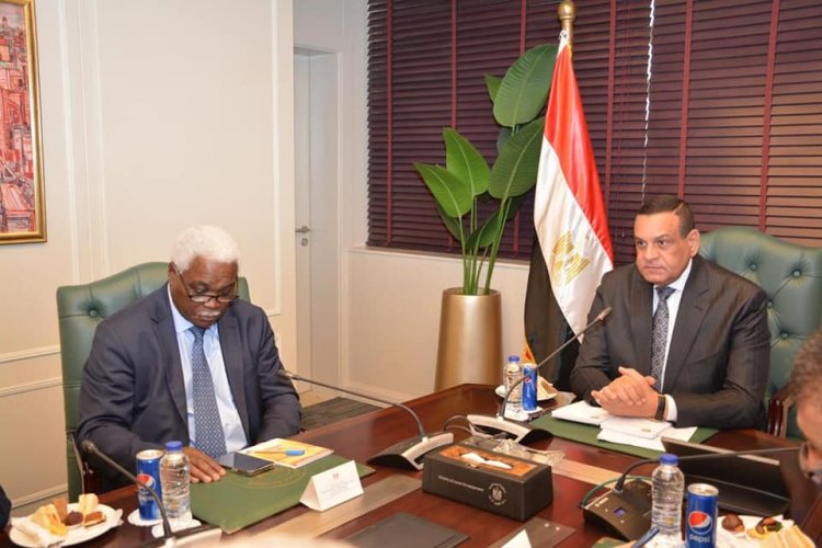 وزير التنمية المحلية يلتقي سكرتير منظمة المدن والحكومات المحلية الأفريقية