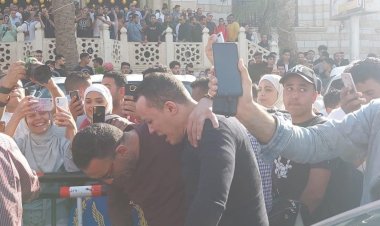 «الصحفيين»: تحقيق «عاجل» بعد انتشار صورة مثيرة للجدل من جنازة الفنان مصطفى درويش