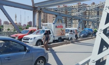 «سيارة تريلا» توقف حركة المرور فوق كوبرى بنها