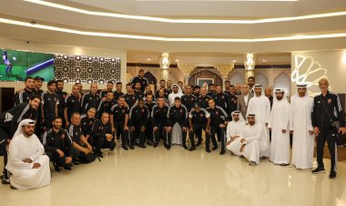 استعدادا للسوبر.. استقبال بعثة الأهلي بالورود في أبوظبي | صور