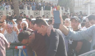 صحفية تروي كواليس أزمة الصورة المثيرة للجدل بجنازة مصطفى درويش