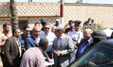 محافظ كفر الشيخ يوقف موكبه بفوه ليستجيب لمواطن من ذوي الهمم