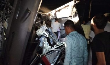 «كارثة الوادي الجديد».. مصرع 14 وإصابة 27 فى حادث تصادم اتوبيس بسيارة نقل بطريق الخارجة