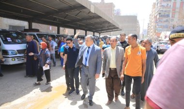 محافظ سوهاج يتفقد مواقف سيارات الأجرة.. ويتابع مدى الإلتزام بتعريفة الركوب المقررة