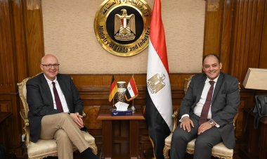 وزير التجارة والصناعة يلتقي عضو الشئون الخارجية بالبرلمان الألماني