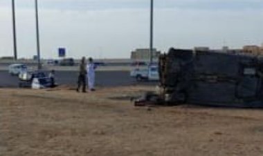 مصرع شخص إثر إنقلاب سيارة ملاكى بطريق مصر السويس الصحراوي (صور)