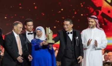 الفنانة يسرا تسلم تكريم محمد الموجي لـ أسرته في حفله بالرياض