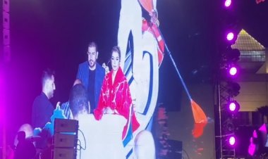 أصالة على متن مركب مع زوجها أثناء وصولها لـ حفل المتحف القومي للحضارة