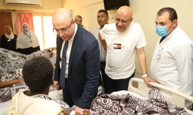 محافظ بني سويف يتفقد مصابي حادث الطريق الشرقي من الأشقاء السودانيين