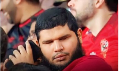 كفيف يضع الراديو لسماع المباراة الأبرز.. شاهد مباراة الأهلي وبيراميدز إنسانيًا
