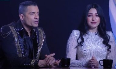 شاكوش يتجاهل أزمته مع زوجته ويرقص في ملهى ليلي مع راقصة (صور)